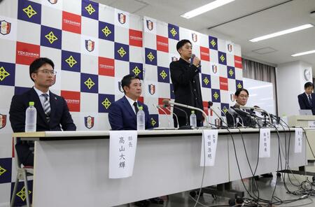 会見に出席した（左から）横浜・高山大輝部長、村田浩明監督、織田翔希、葛蔵造校長（撮影・伊藤笙子）