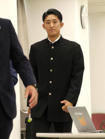 会見に臨んだ横浜・織田翔希（撮影・伊藤笙子）