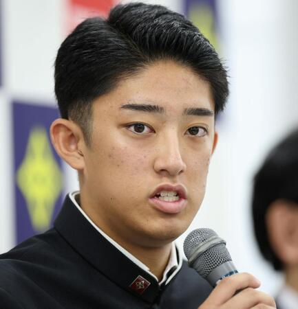 会見でアメリカ挑戦を表明した横浜・織田翔希（撮影・伊藤笙子）