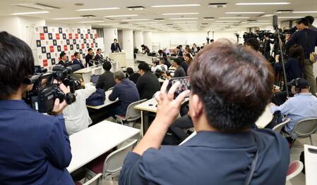 多くの報道陣が集まる中、会見を行った横浜・織田翔希（撮影・伊藤笙子）