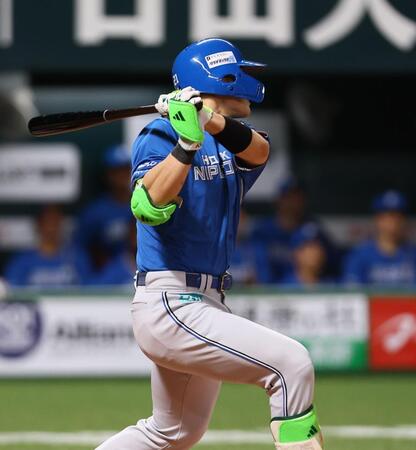 １回、先制となる左前適時打を放つ清宮幸（撮影・中島達哉）