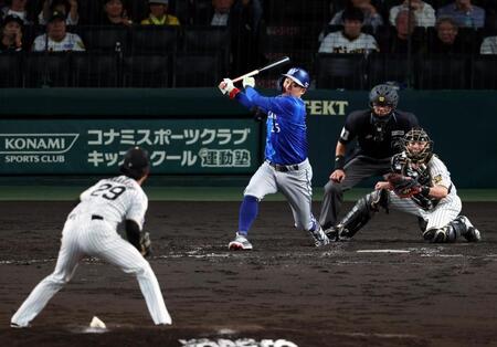 ５回、空振り三振に倒れる筒香（撮影・山口登）