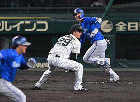 ５回、好フィールディグで進塁を阻止する高橋（撮影・飯室逸平）