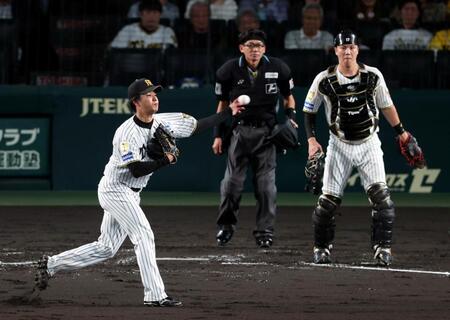 ４回、高橋は成瀬のバントを捕球。三塁に送球し二走の宮崎をアウトにする（撮影・山口登）