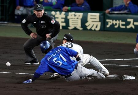 ４回、宮崎は成瀬のバントで三塁を狙うもアウトになる（撮影・山口登）