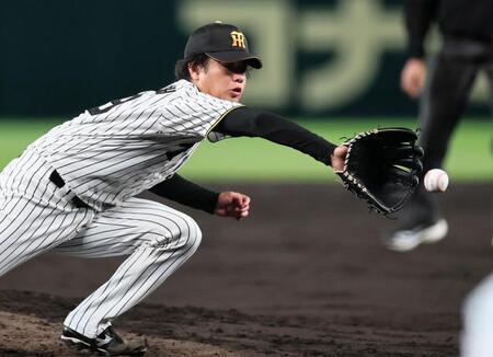 ５回、度会の打球を好捕しピンチを切り抜ける高橋（撮影・田中太一）