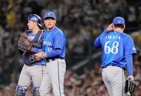 ７回、岩田（右）の投手交代を告げた相川監督