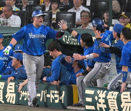 ８回、先制ソロを放った牧はナインと歓喜のハイタッチ（撮影・飯室逸平）