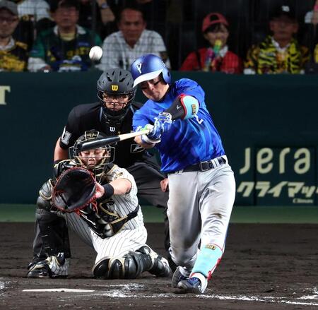 ８回、左越えに先制ソロを放つ牧（捕手・伏見）＝撮影・山口登