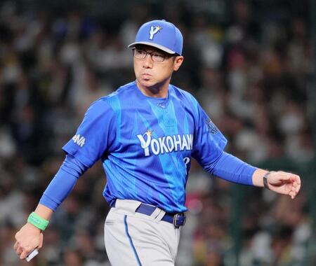 ７回、投手交代を告げた相川監督