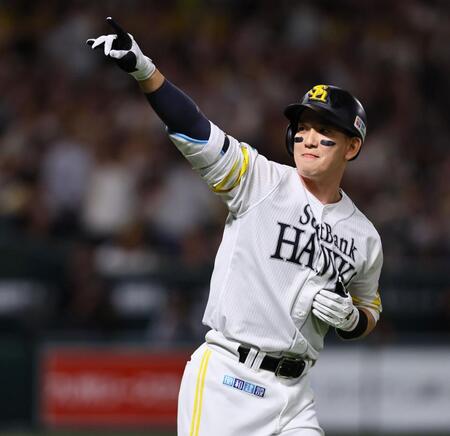 ９回、サヨナラ満塁本塁打を放ち、ベンチに向かってポーズをとる栗原（撮影・中島達哉）