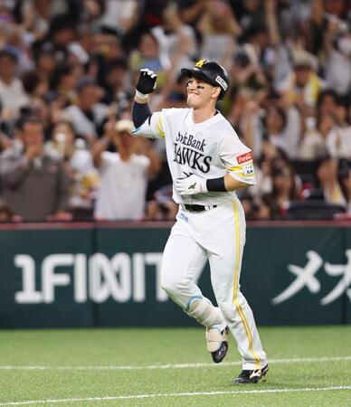 ９回、サヨナラ満塁本塁打を放ち、ダイヤモンドを回る栗原（撮影・中島達哉）