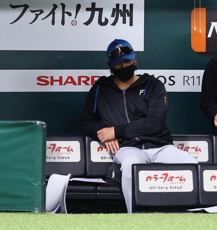 ６回、北山が先頭の近藤に四球を与え、うつむく新庄監督（撮影・中島達哉）