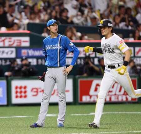 ９回、栗原にサヨナラ満塁本塁打を浴びた福島（撮影・中島達哉）