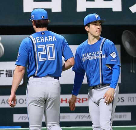 ７回、上原（左）を迎える北山（撮影・中島達哉）