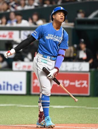 ６回、万波が空振り三振に倒れる