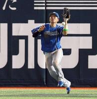 　４回、正木の打球を落球し、勝ち越しを許す郡司（撮影・中島達哉）