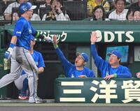 　１回、先制に沸く相川監督（中央）らＤｅＮＡベンチ（撮影・飯室逸平）