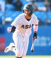 　９回、勝ち越し２点二塁打を放ち、拳を握る山里