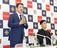 アメリカ挑戦を表明した織田翔希（右）について語る横浜・村田浩明監督（撮影・伊藤笙子）