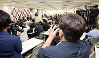 多くの報道陣が集まる中、会見を行った横浜・織田翔希（撮影・伊藤笙子）