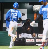 １回、清宮幸の先制打で生還した矢沢（左）にポーズをとる新庄監督（撮影・中島達哉）