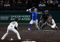 ５回、空振り三振に倒れる筒香（撮影・山口登）