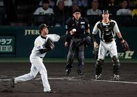 ４回、高橋は成瀬のバントを捕球。三塁に送球し二走の宮崎をアウトにする（撮影・山口登）