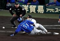 ４回、宮崎は成瀬のバントで三塁を狙うもアウトになる（撮影・山口登）