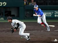 ４回、高橋は度会を投ゴロに打ち取る（撮影・山口登）