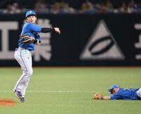 ５回、打者・周東のゴロをさばいた山県（右）のグラブトスから併殺打を完成させる水野（撮影・中島達哉）