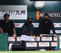 ５回、戦況を見つめる新庄監督（中央）＝撮影・中島達哉