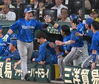 ８回、先制ソロを放った牧はナインと歓喜のハイタッチ（撮影・飯室逸平）