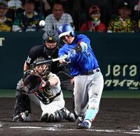 ８回、左越えに先制ソロを放つ牧（捕手・伏見）＝撮影・山口登