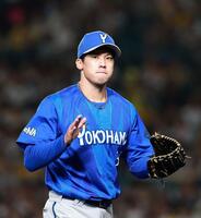 初回を無失点で切り抜け、ベンチに戻る尾形（撮影・西田忠信）