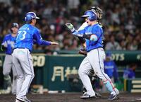 ８回、牧は左越え本塁打を放ち、大喜びで生還する（撮影・坂部計介）