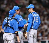 ９回、サヨナラのピンチでマウンドに集まる福島（右）ら日本ハムナイン（撮影・中島達哉）