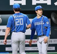 ７回、上原（左）を迎える北山（撮影・中島達哉）