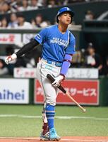 ６回、万波が空振り三振に倒れる