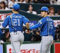 ４回を抑え、清宮幸（左）を迎える北山（撮影・中島達哉）