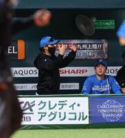 ９回、守備の指示を出す新庄監督（左）＝撮影・中島達哉
