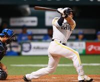 １回、空振り三振を喫する栗原（撮影・中島達哉）