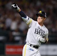 ９回、サヨナラ満塁本塁打を放ち、ベンチに向かってポーズをとる栗原（撮影・中島達哉）