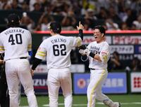 ９回、サヨナラ満塁本塁打を放ち、ナインに迎えられる栗原（撮影・中島達哉）