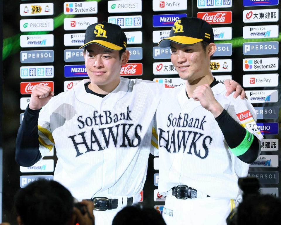 　笑顔でガッツポーズをする鈴木豪（左）と庄子
