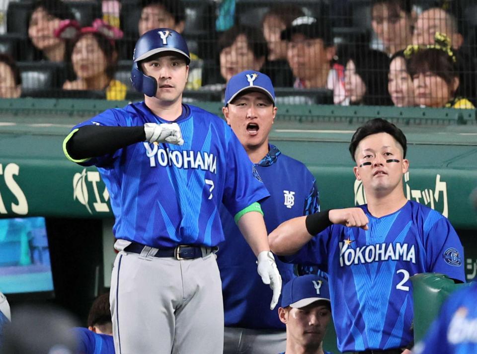 　６回、ソロを放った佐野（左）は牧（右）とデスターシャを決める（撮影・田中太一）