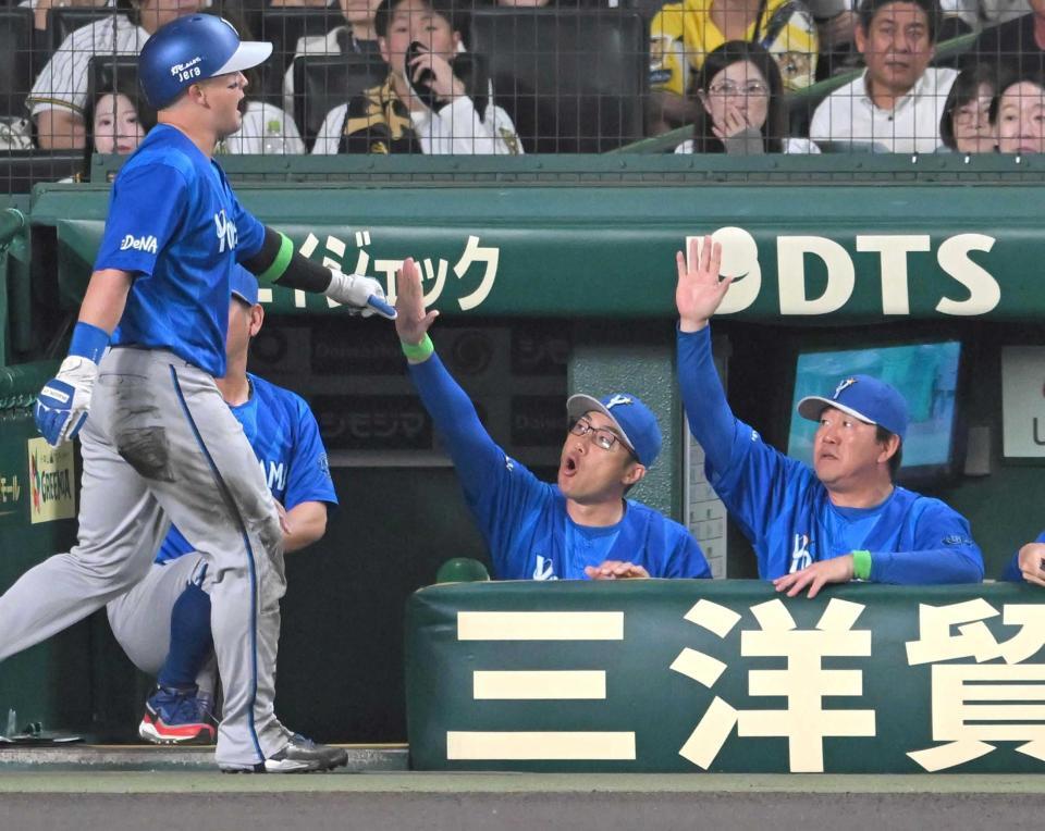 　１回、先制に沸く相川監督（中央）らＤｅＮＡベンチ（撮影・飯室逸平）