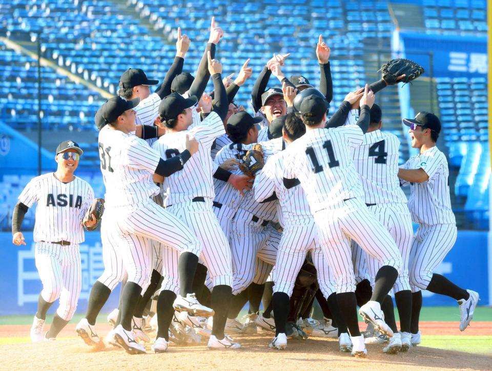 　優勝を果たし、喜ぶ亜大ナイン（撮影・石井剣太郎）