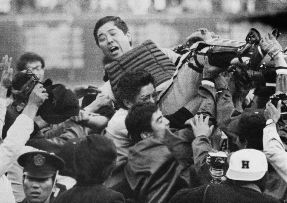 　プレーオフを制し、選手やファンに胴上げされる野村監督＝１９７３年１０月