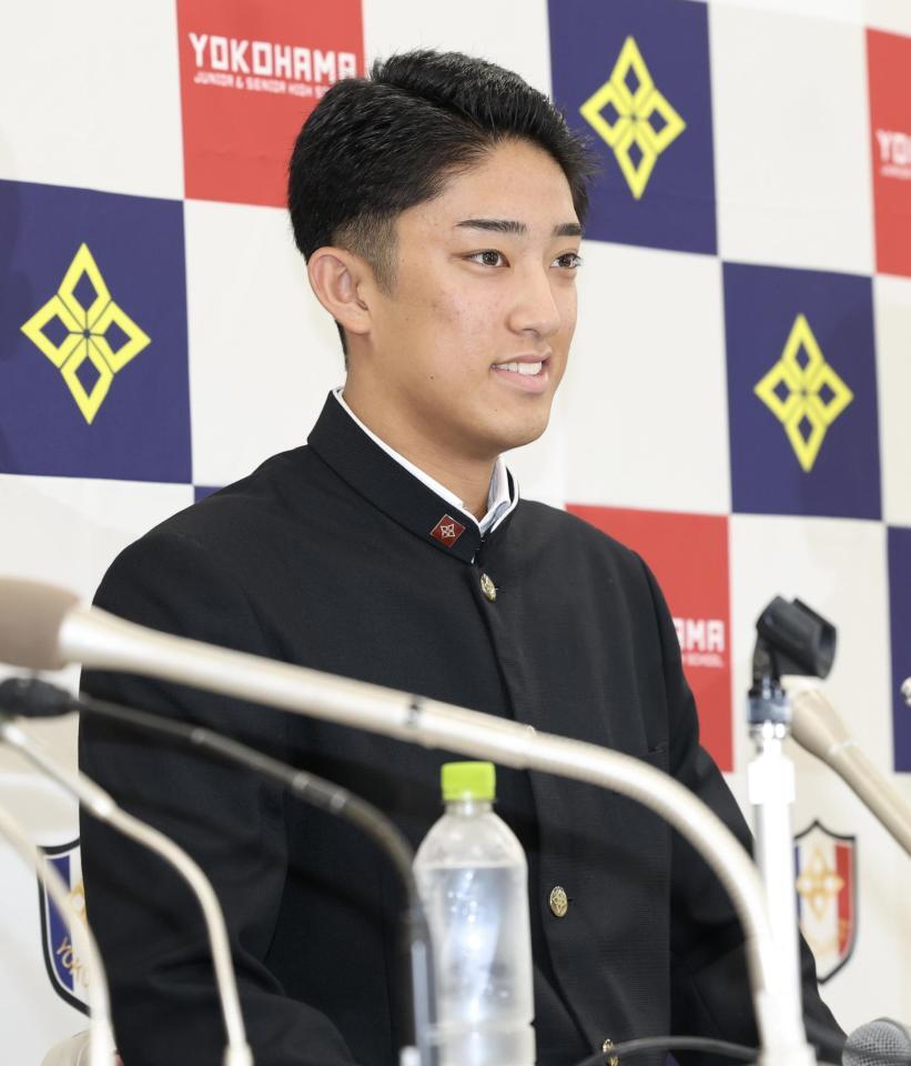 進路表明会見に臨んだ横浜・織田翔希（撮影・伊藤笙子）